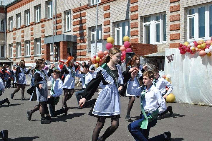 Последний школьный звонок  для выпускников Новошешминской СОШ прозвенел торжественно, но грустно