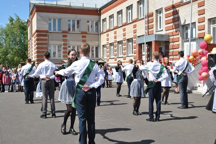 Последний школьный звонок  для выпускников Новошешминской СОШ прозвенел торжественно, но грустно