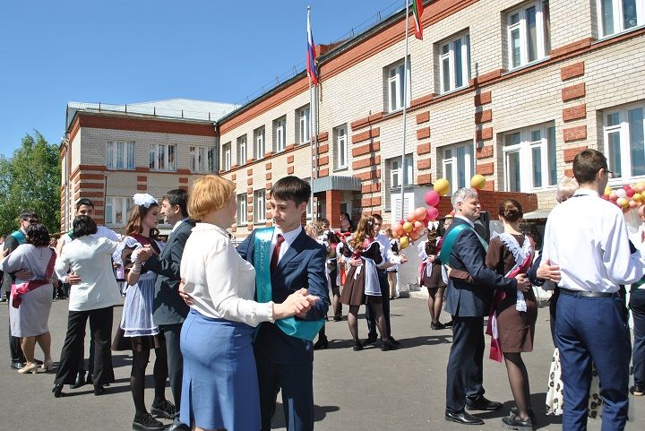 Последний школьный звонок  для выпускников Новошешминской СОШ прозвенел торжественно, но грустно