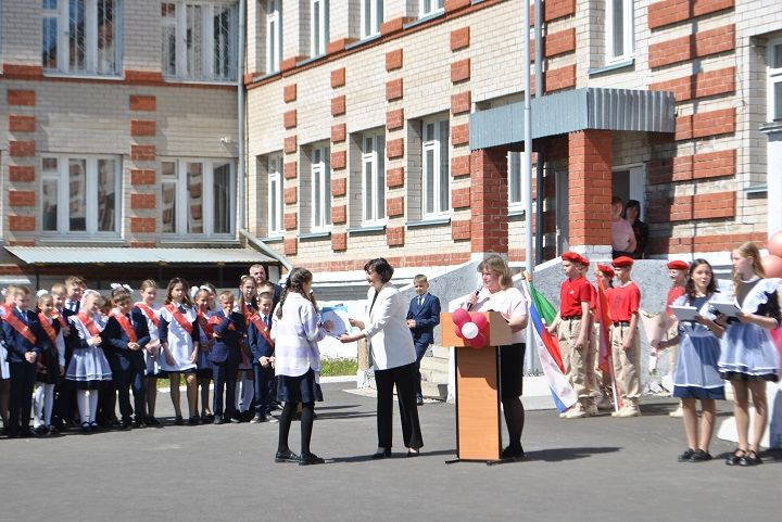 Последний школьный звонок  для выпускников Новошешминской СОШ прозвенел торжественно, но грустно