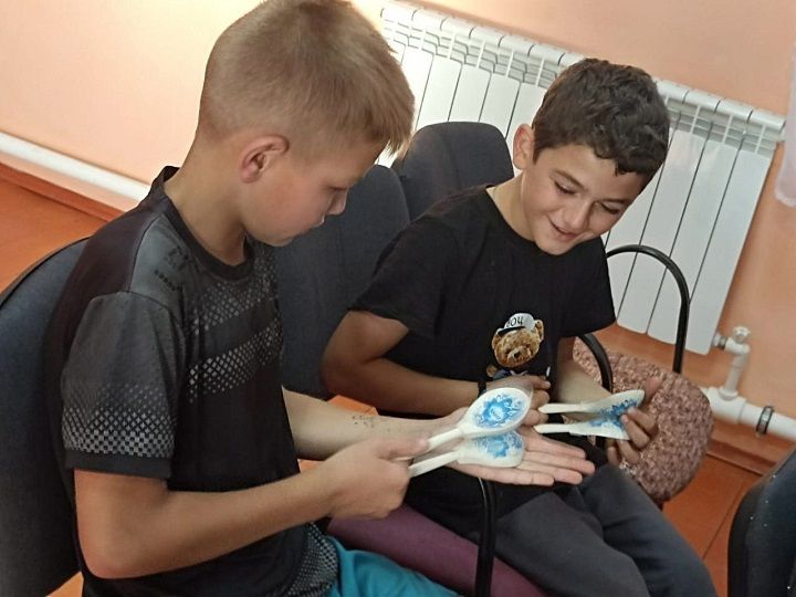 Красный Октябрь авыл клубында агач кашыкларда уйнау буенча мастер-класс узган