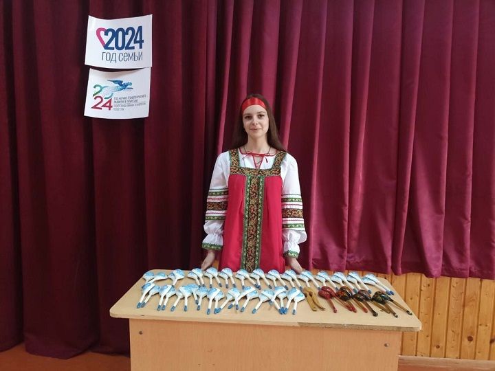 Красный Октябрь авыл клубында агач кашыкларда уйнау буенча мастер-класс узган