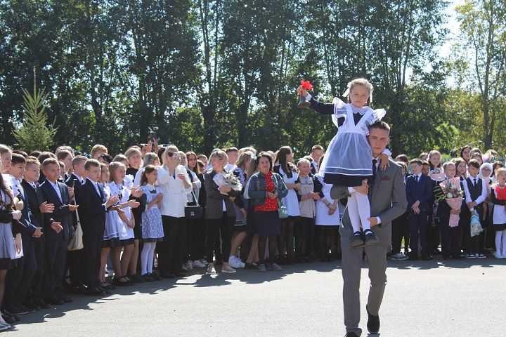 Яңа Чишмә гимназиясендә яңа уку елы башланды (фоторепортаж)