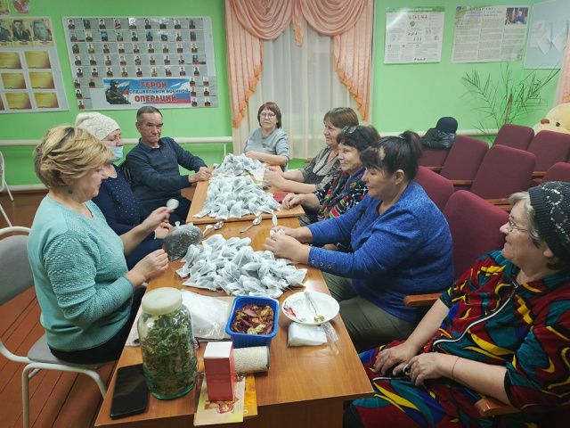 В сельском клубе деревни Новопоселенная Лебедка прошла замечательная гуманитарная акция в поддержку участников специальной военной операции