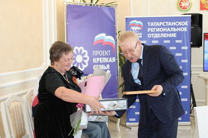 17 апреля Новошешминском ЗАГС чествовали крепкие и дружные семьи работников местного самоуправления (фоторепортаж)