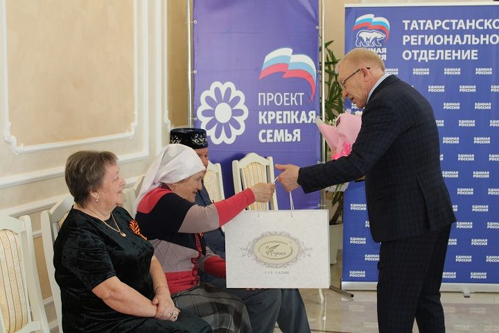 17 апреля Новошешминском ЗАГС чествовали крепкие и дружные семьи работников местного самоуправления (фоторепортаж)