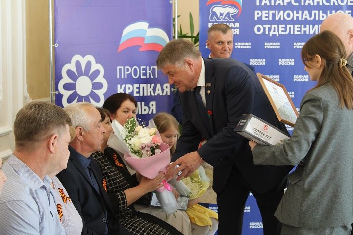 17 апреля Новошешминском ЗАГС чествовали крепкие и дружные семьи работников местного самоуправления (фоторепортаж)