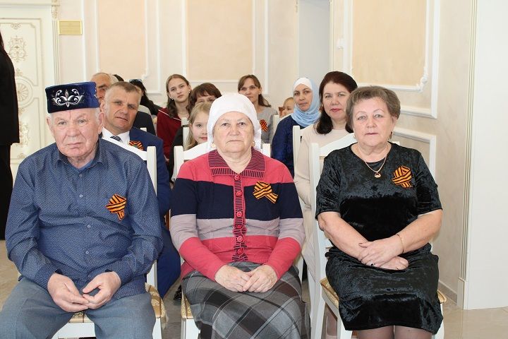 17 апреля Новошешминском ЗАГС чествовали крепкие и дружные семьи работников местного самоуправления (фоторепортаж)