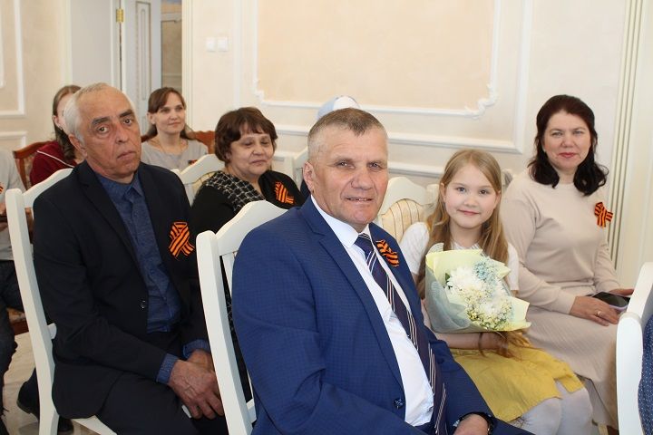 17 апреля Новошешминском ЗАГС чествовали крепкие и дружные семьи работников местного самоуправления (фоторепортаж)