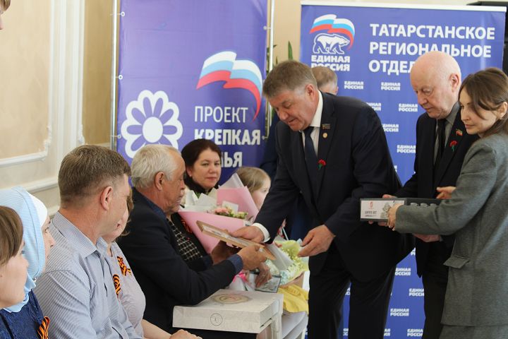 17 апреля Новошешминском ЗАГС чествовали крепкие и дружные семьи работников местного самоуправления (фоторепортаж)