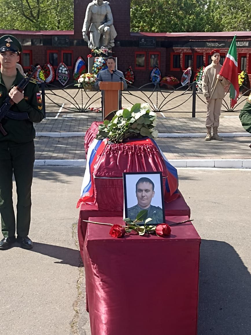 В Новошешминске простились с бойцом, погибшим в зоне СВО