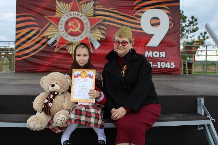 В Новошешминске прошел марафон «Война в стихах», посвященный 80-летию Победы (фоторепортаж)