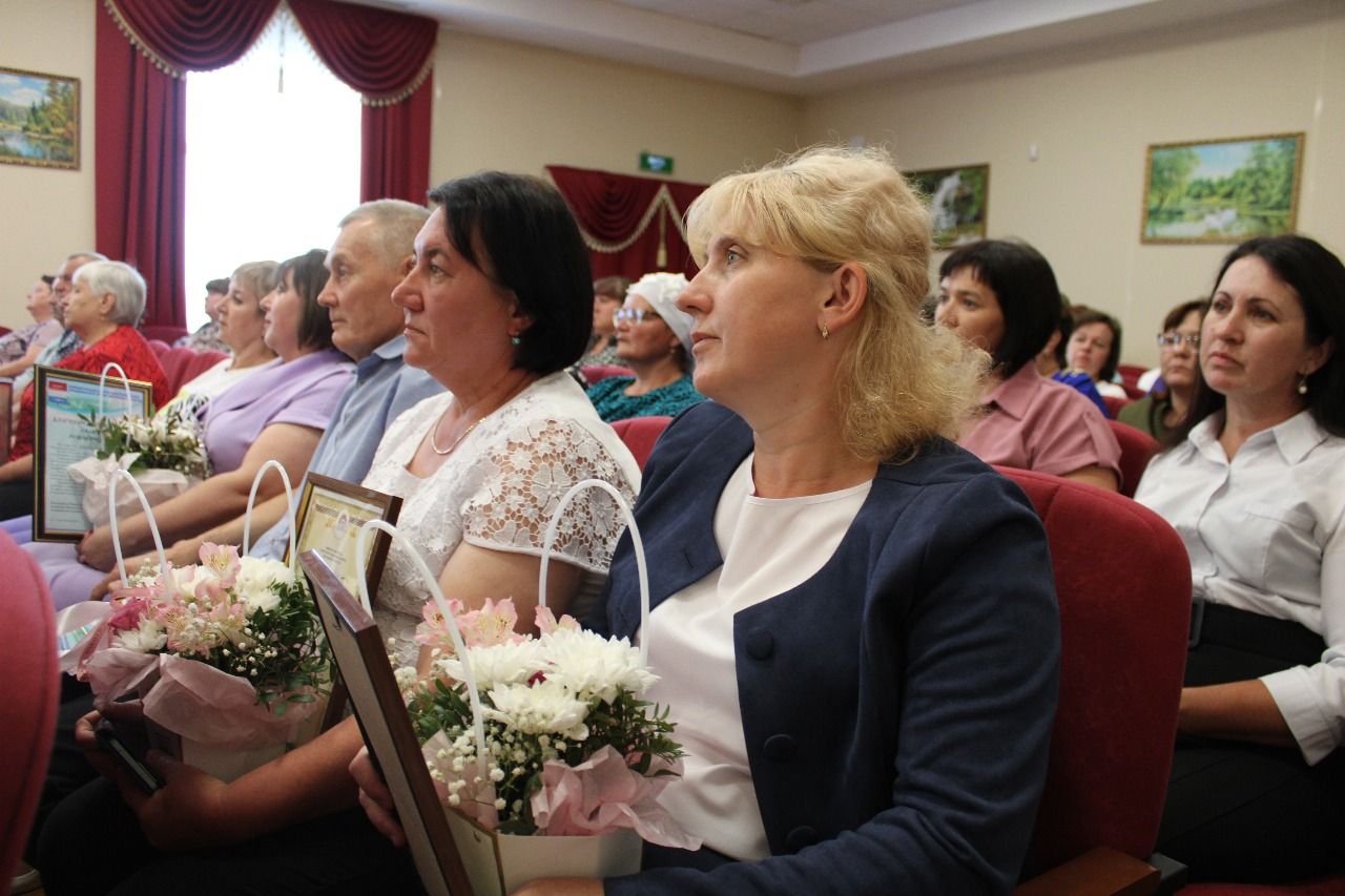 В Новошешминске состоялось торжественное мероприятие в честь Дня социального работника (фоторепортаж)