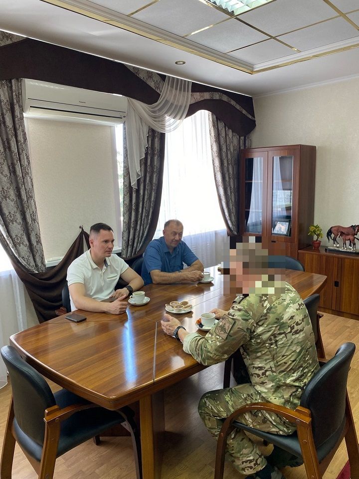 Руководитель исполкома района Егор Тарнавский встретился с врачом-бойцом СВО