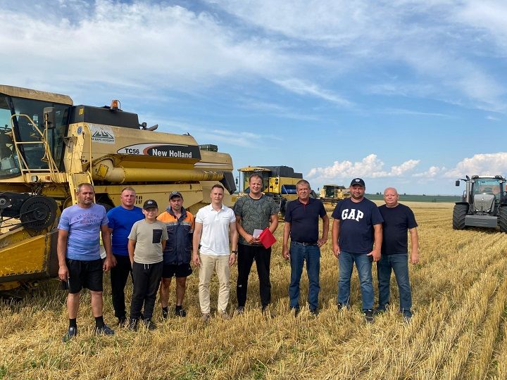 Лидерам жатвы Новошешминского района премии вручили на рабочем месте