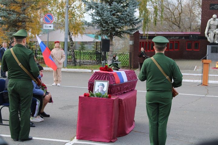 В селе Новошешминск простились с бойцом, погибшим в зоне СВО