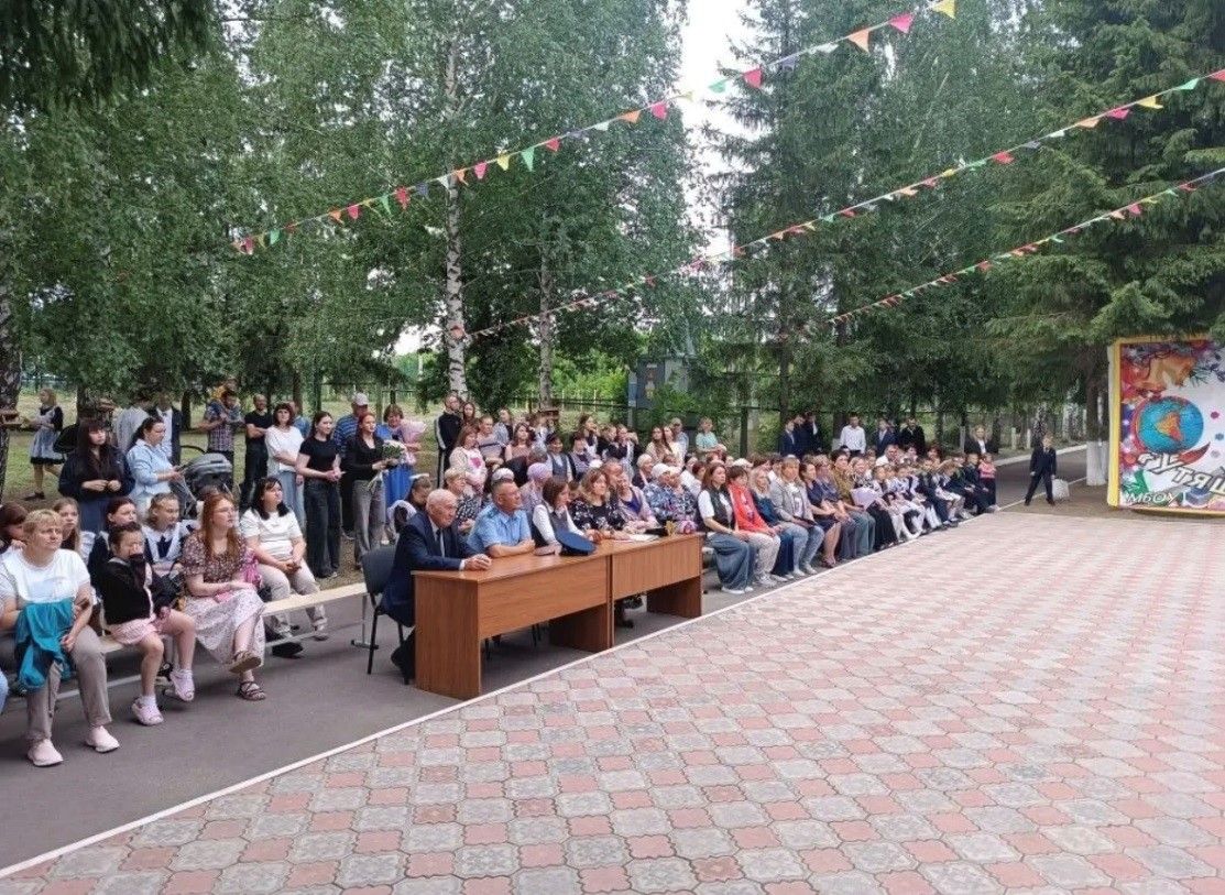 Прокурор Новошешминского района принял участие в торжественной линейке «Последний звонок» в селе Татарское Утяшкино