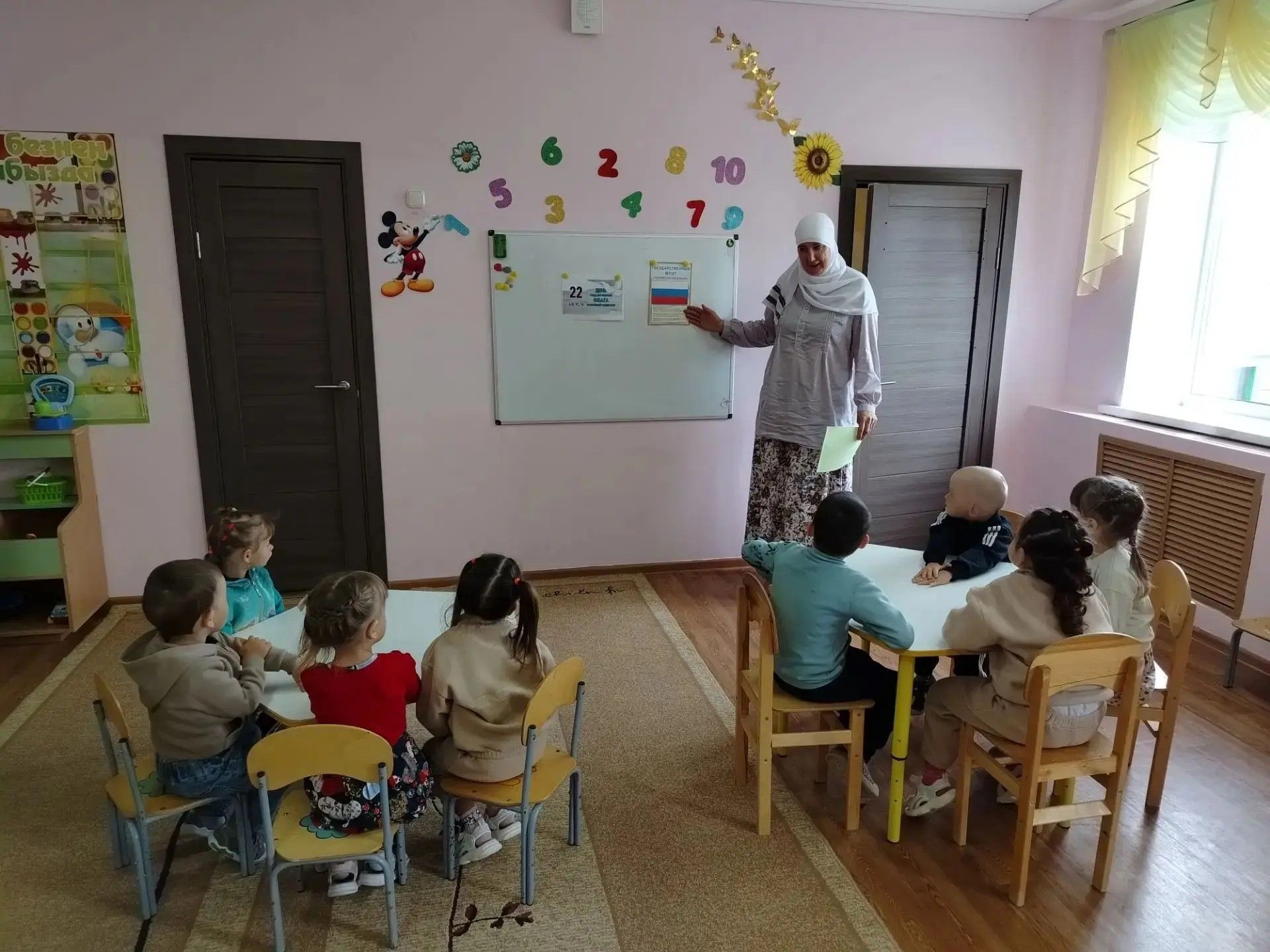 Юные шахмайкинцы создали открытки ко Дню флага России