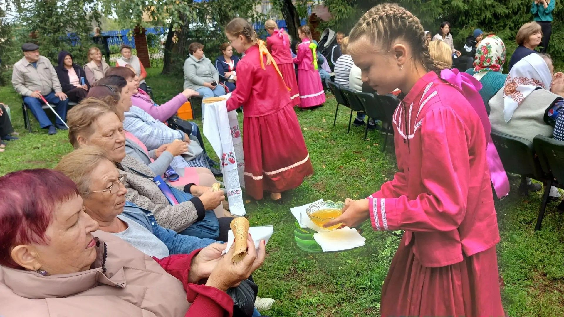 «Медовый спас» собрал за одним столом и старших, и младших