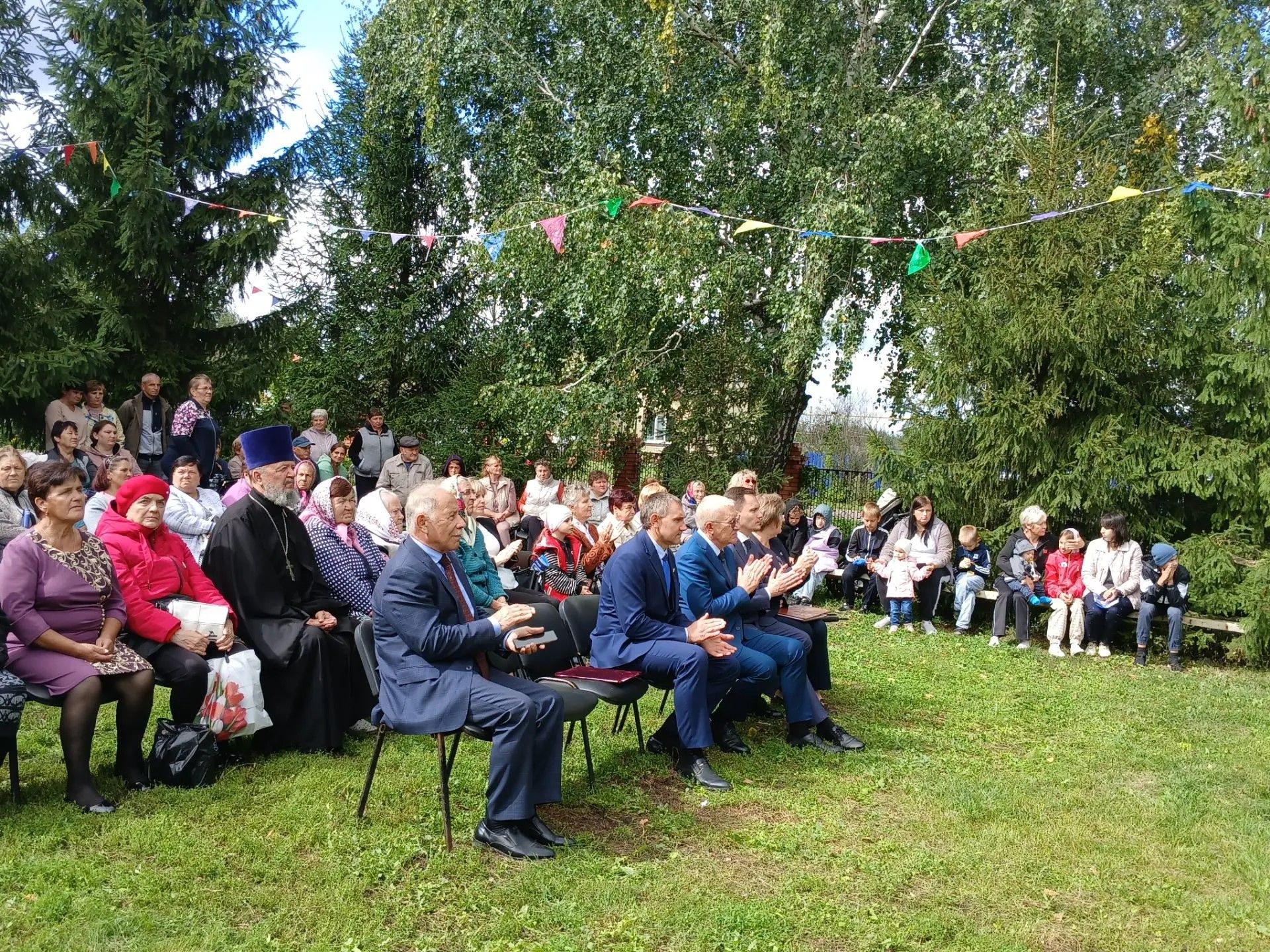 «Медовый спас» собрал за одним столом и старших, и младших