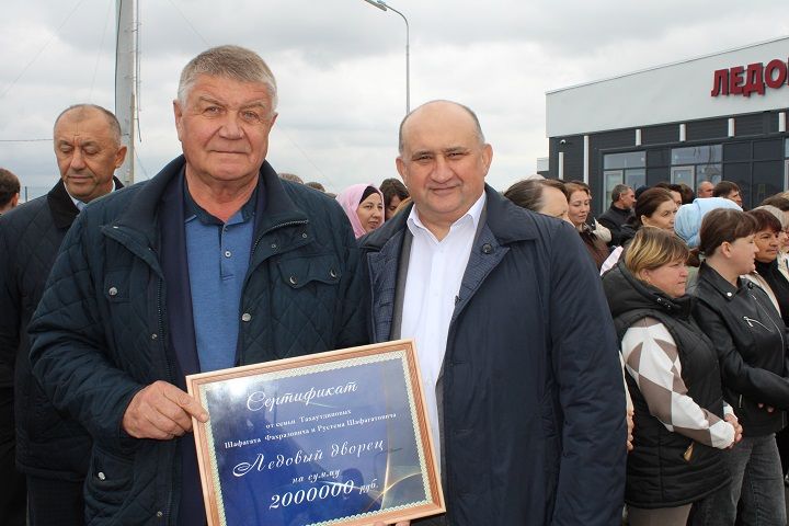 В Новошешминске открыли крытый ледовый дворец (фоторепортаж)
