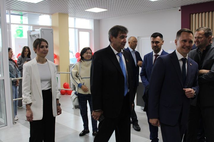 В Новошешминске открыли крытый ледовый дворец (фоторепортаж)