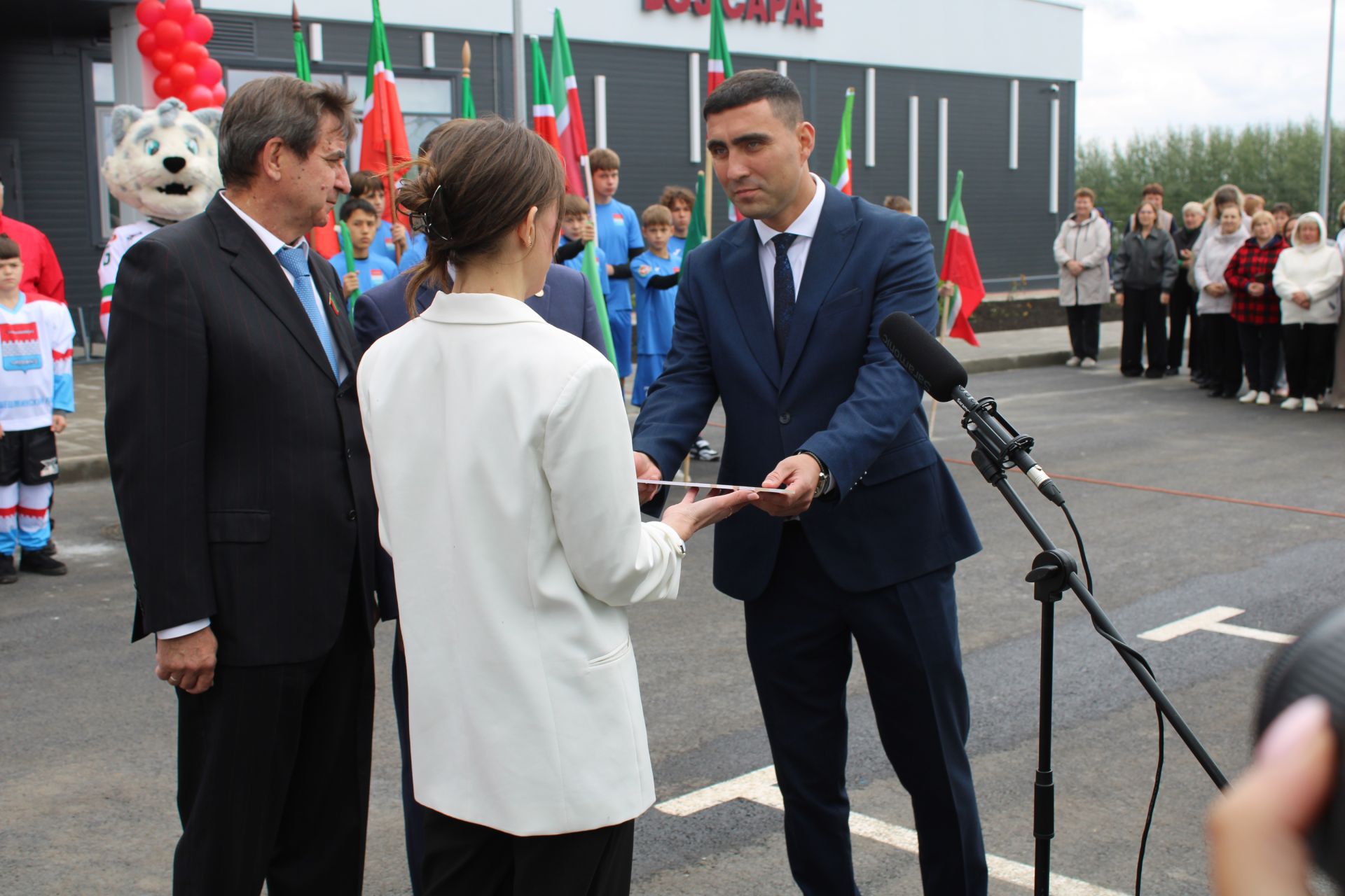 В Новошешминске открыли крытый ледовый дворец (фоторепортаж)