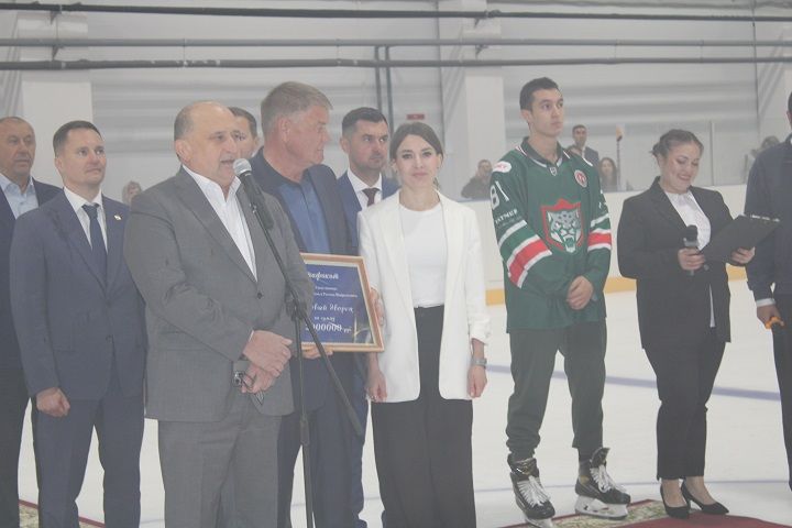 В Новошешминске открыли крытый ледовый дворец (фоторепортаж)