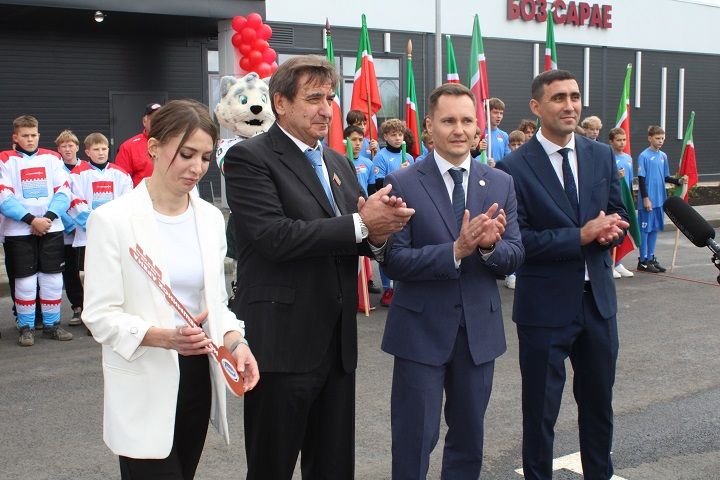 В Новошешминске открыли крытый ледовый дворец (фоторепортаж)