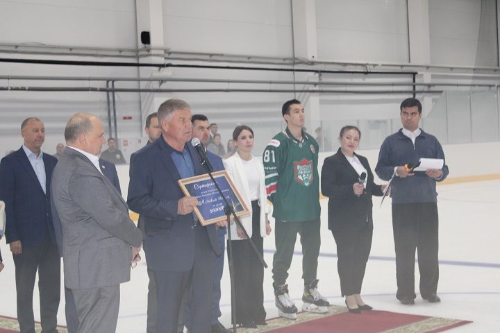 В Новошешминске открыли крытый ледовый дворец (фоторепортаж)