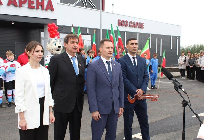 В Новошешминске открыли крытый ледовый дворец (фоторепортаж)