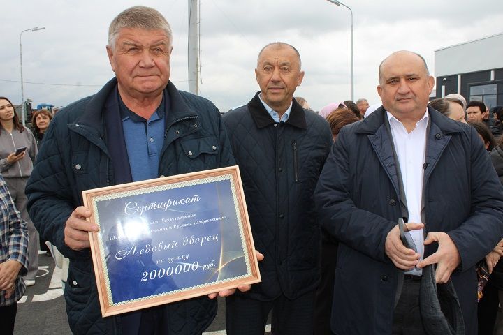 В Новошешминске открыли крытый ледовый дворец (фоторепортаж)
