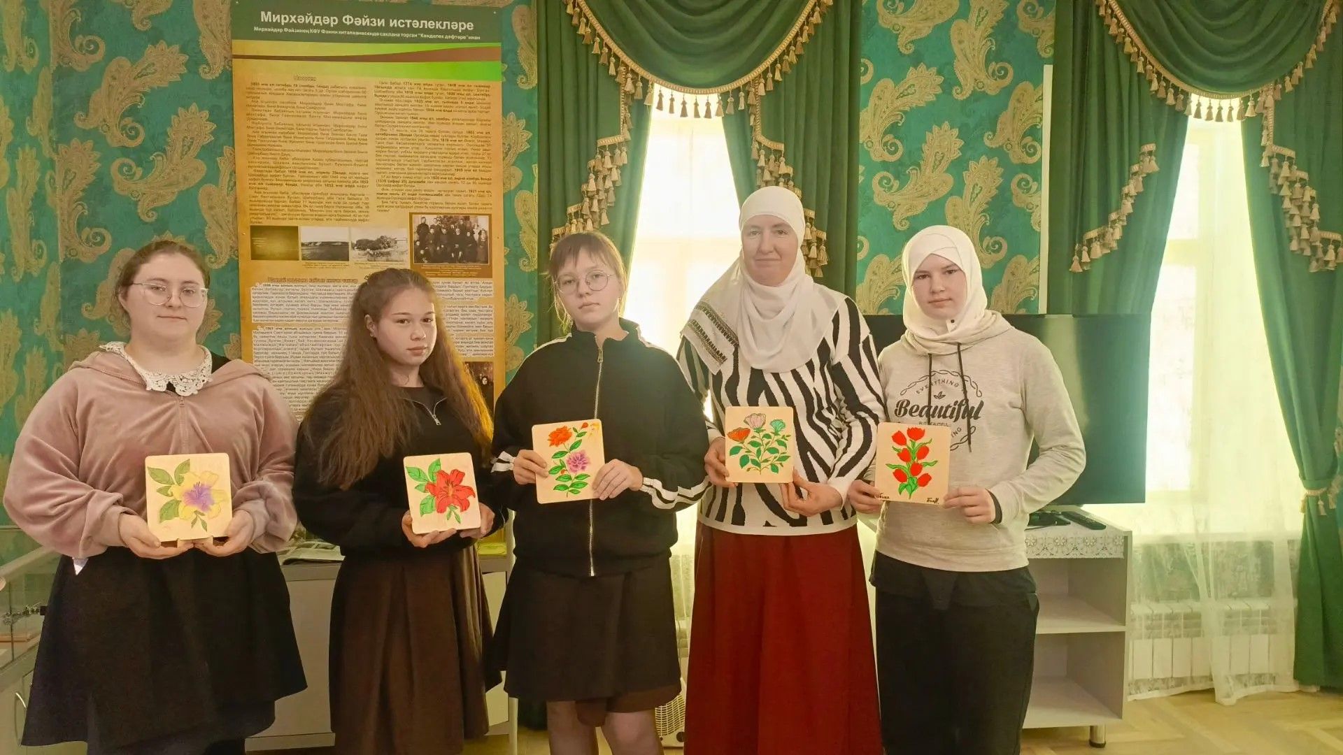 Юные художники Шахмайкино приготовили теплые подарки для бабушек