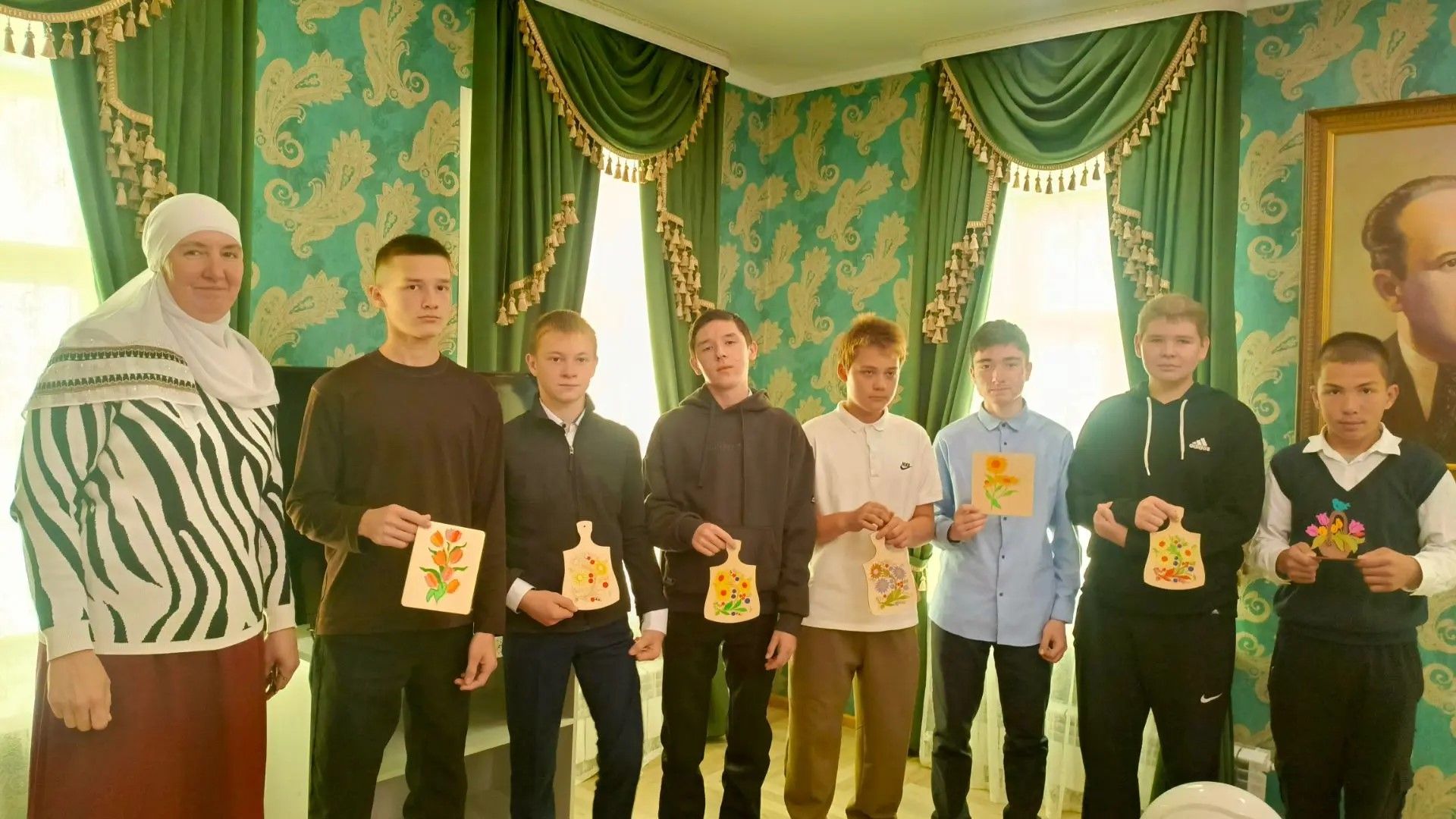 Юные художники Шахмайкино приготовили теплые подарки для бабушек