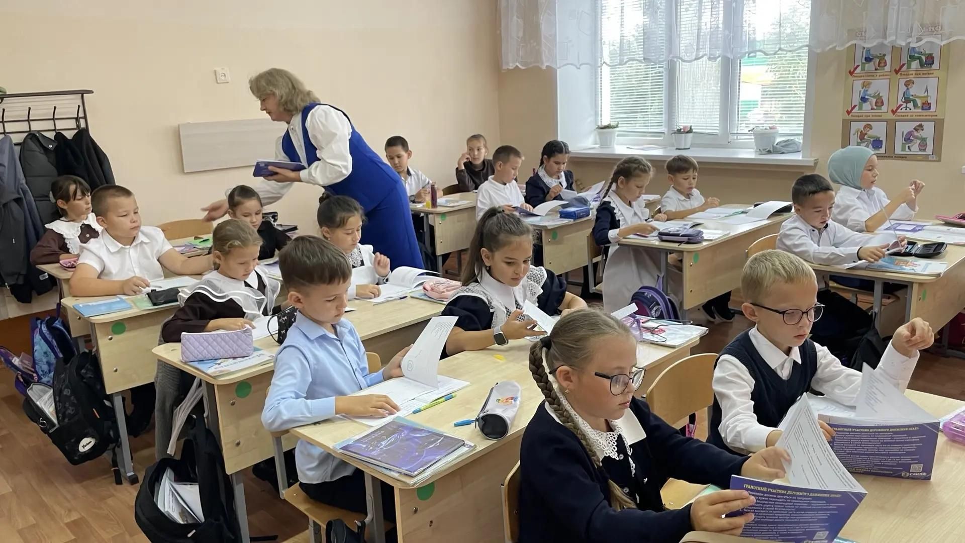 Не только буквы и цифры: в Новошешминской школе прошел урок дорожной грамотности