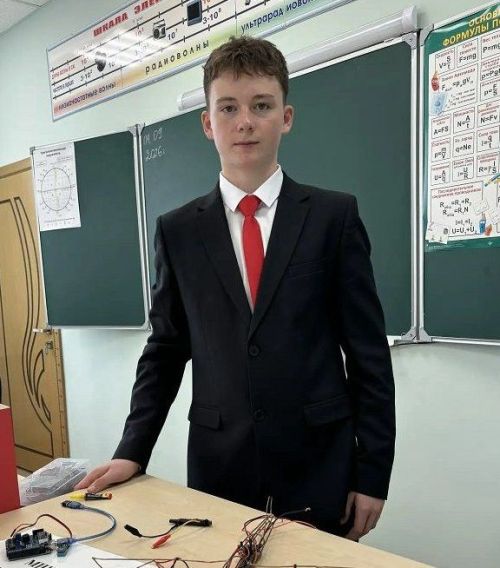 Школьник Костя Главнов из Утяшкино превращает груду проводов в живые механизмы