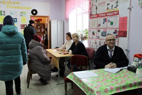Жители поселка хотят асфальт, тротуар и чистые подъезды