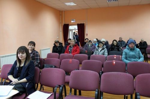 Жители поселка хотят асфальт, тротуар и чистые подъезды