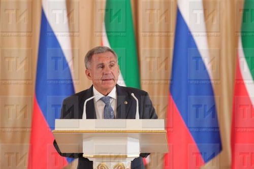 «Мы гордимся вами и ценим»: Минниханов поздравил женщин Татарстана с 8 марта