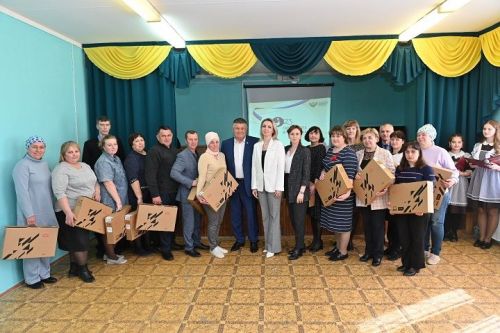 Педагогларга ноутбуклар тапшырганнар