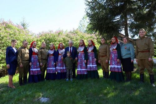 На митинге в День Победы в селе Утяшкино выступил народный вокальный коллектив из Казани