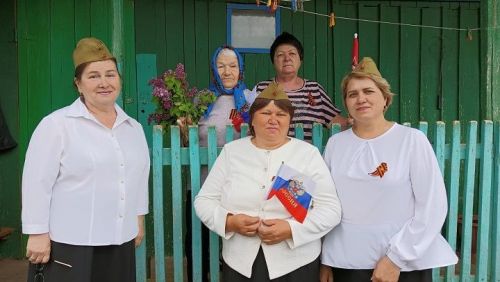 В Ленино поздравляли с днём Победы тех, чье детство прошло в годы войны