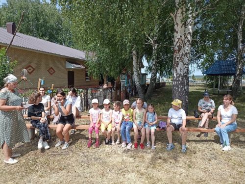 Сотрудники Ленинского СДК вели детям познавательную беседу - инструктаж «Осторожно: змеи!»