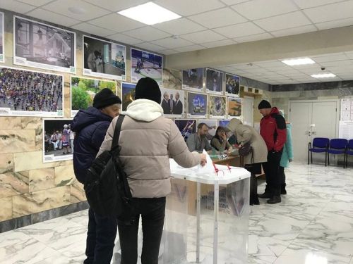 Избиратели активно идут на избирательные участки целыми семьями