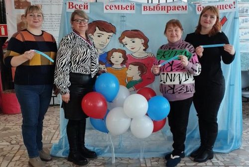 Избиратели активно идут на избирательные участки целыми семьями