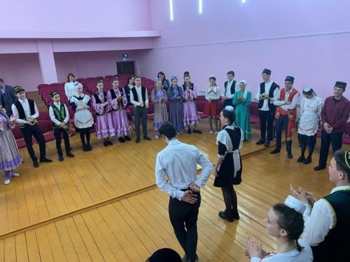 Зирекле авылы Мәдәният йортында  укучылар “Дуслык күпере”ндә очрашты