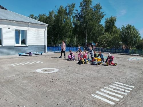 Специалисты Петропавловского СДК провели для детей познавательный и развлекательный час безопасности «Светофор спешит на помощь»