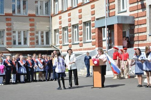 Последний школьный звонок  для выпускников Новошешминской СОШ прозвенел торжественно, но грустно