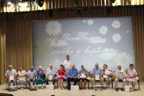 8 июля в районном Доме культуры прошел праздник в честь Дня семьи, любви и верности (фоторепортаж)