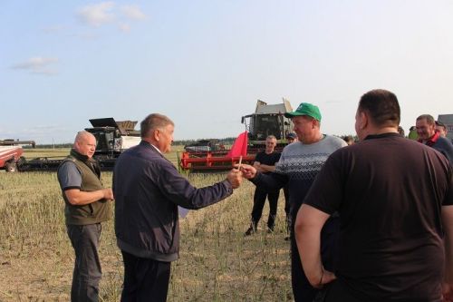 Передовым комбайнерам Новошешминского района вручили премии